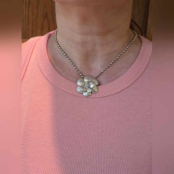 A beautiful brushed silver CHANEL Camillia necklace! - Picture 6 of 6
